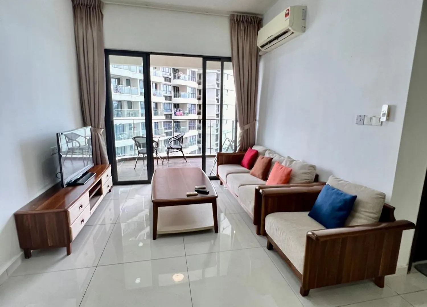 Dangabay Seaview 2R2B 4-6Pax With Balcony location